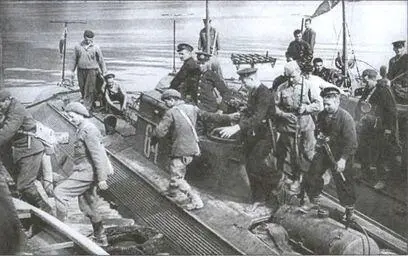 Торпедный катер номер 64 вернувшийся из боевой операции у крымских - фото 43