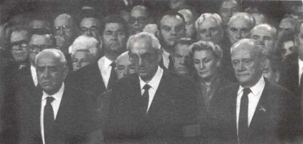 У гроба Брежнева руководитель московских коммунистов Виктор Гришин - фото 8