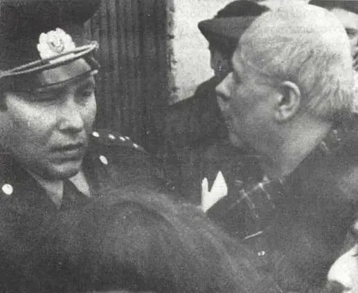 Лауреату Нобелевской премии мира Андрею Сахарову запрещают войти в помещение - фото 29