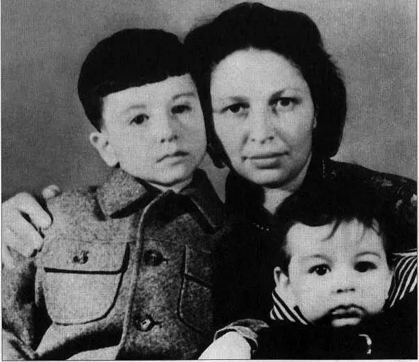 Саша мама Софья Семеновна и младший брат Володя Жена Лена с дочкой Аней - фото 2