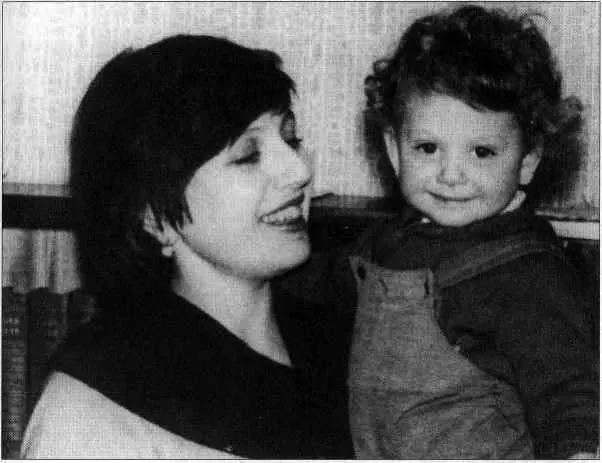 Жена Лена с дочкой Аней 1977 г С дочерью и племянницей Машей она слева - фото 3