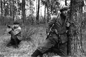 Партизаны Брянщины Советский пропагандистский снимок 1943 года Перед началом - фото 19