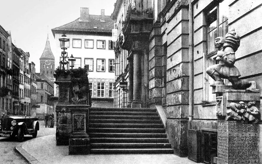 Памятник Гансу фон Загану у входа в ратушу Кнайпхофа 1925 год Когда мальчик - фото 33