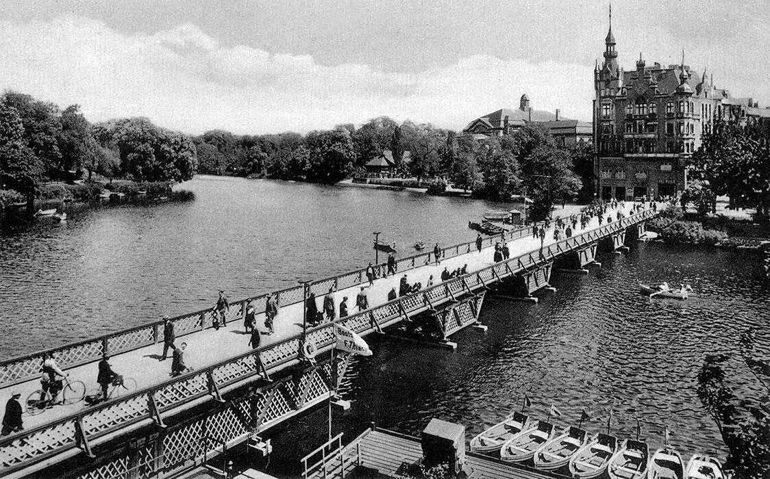 Замковый мост На заднем плане гостиница Белпевю справа Штацтхалле - фото 36