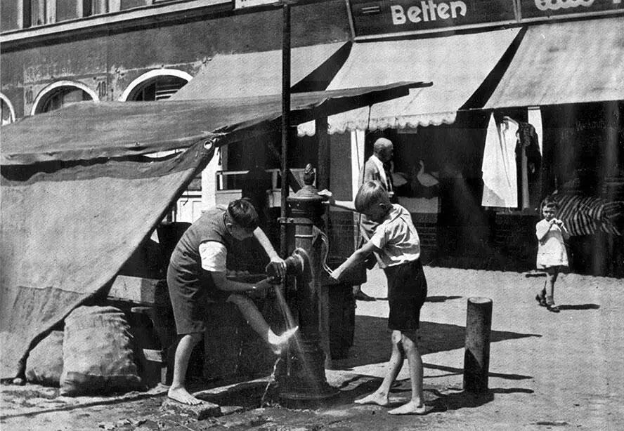 На улицах Кёнигсберга 1930е годы В начале XX века в Кёнигсберге построили ещё - фото 51