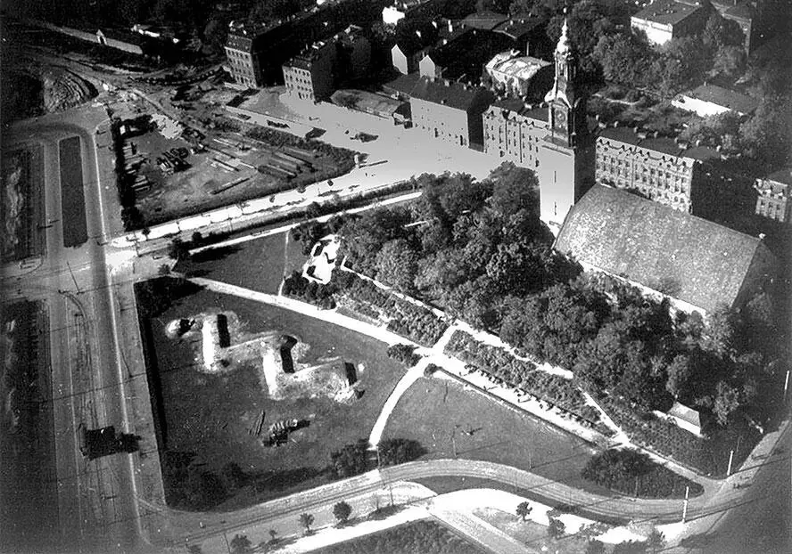 Вид на Хабербергскую кирху 1944 год Рядом с кирхой располагалось старинное - фото 59