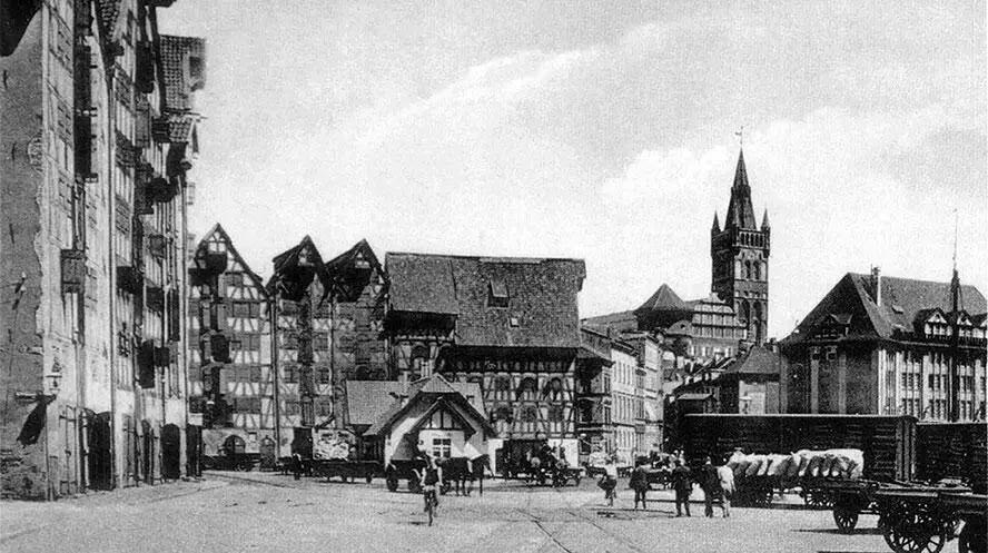 Вид на Королевский замок с района Лашгади 1925 год Пётр I позвал всех к столу - фото 63