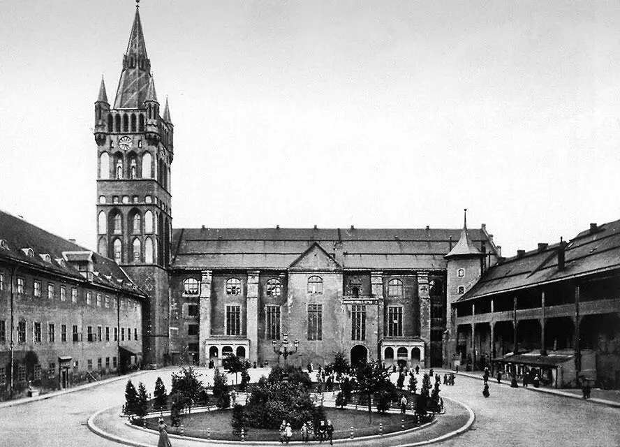 Замковый двор со сквером и фонтаном 1910 год Надо сказать что ни один народ - фото 87
