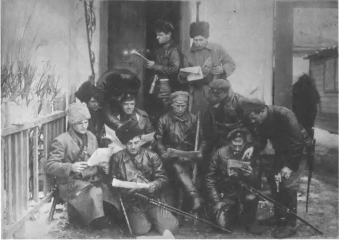 Рис 1 Бойцы Красной армии перед зданием штаба на Воронежском фронте в 1918 г - фото 1