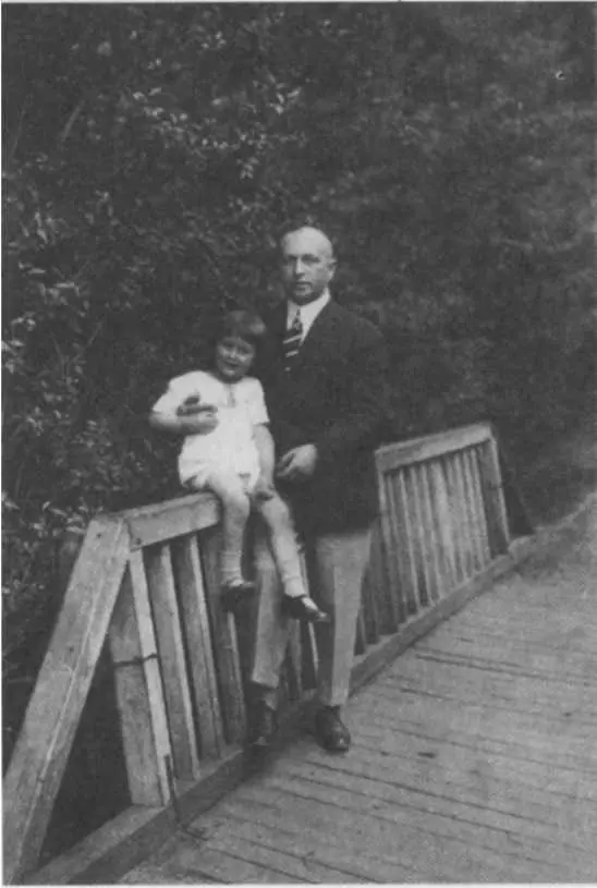 С отцом в парке Шонебергер 1923 г Он собирал коллекцию журналов для мужчин - фото 10