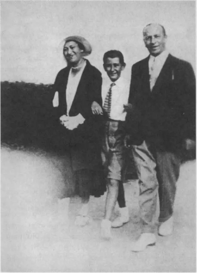 С матерью и отцом на курорте 1933 г Я нашел место где прятали ключ и - фото 13