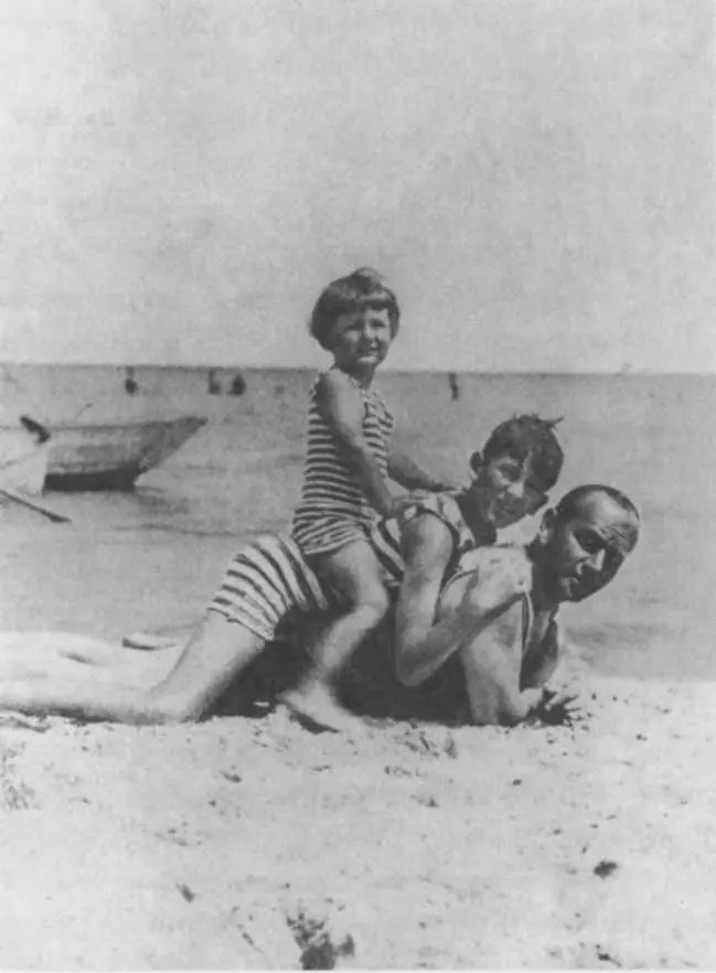 Отец брат и я в Херингсдорфе 1933 г Летом мои родители неизменно проходили - фото 14