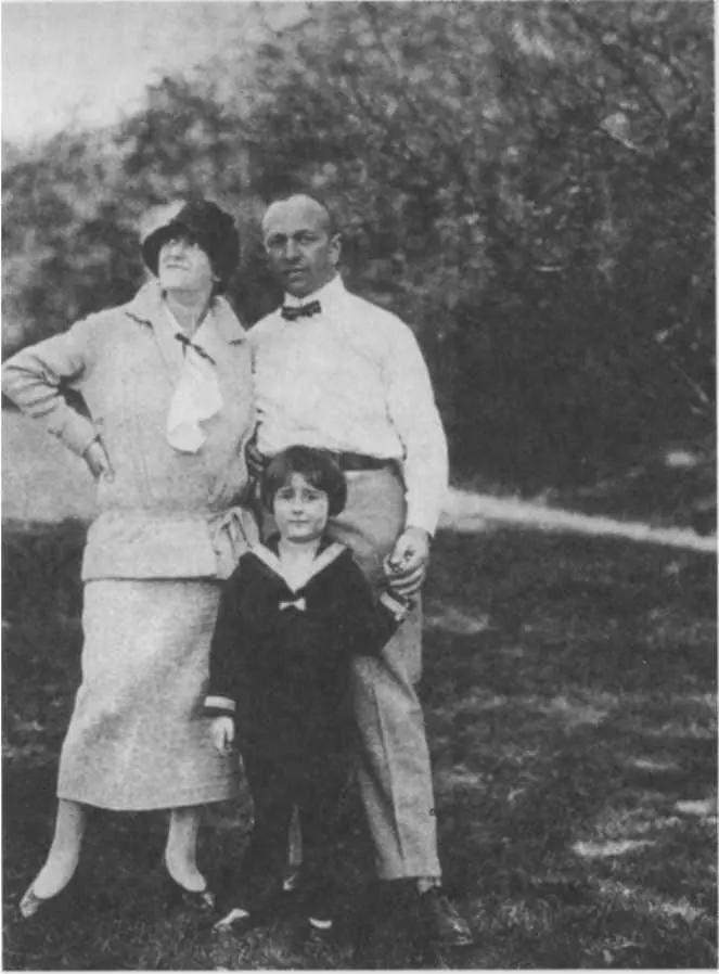 С родителями в Берлине 1924 г Я носил бархатные костюмчики с высоким жестким - фото 7