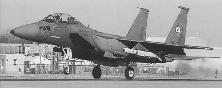 Летающая лаборатория F15E1 впервые поднимается в небо с ракетой SLAMER - фото 44