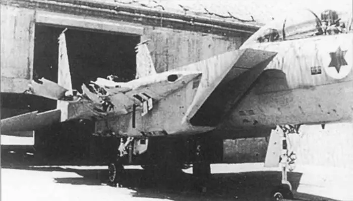 Израильский F15B потерял консоль крыла столкнувшись в воздухе с другим - фото 45