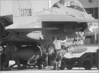 Подвеска бомб на F15E Ни Иордания ни Саудовская Аравия обладавшая в то - фото 51