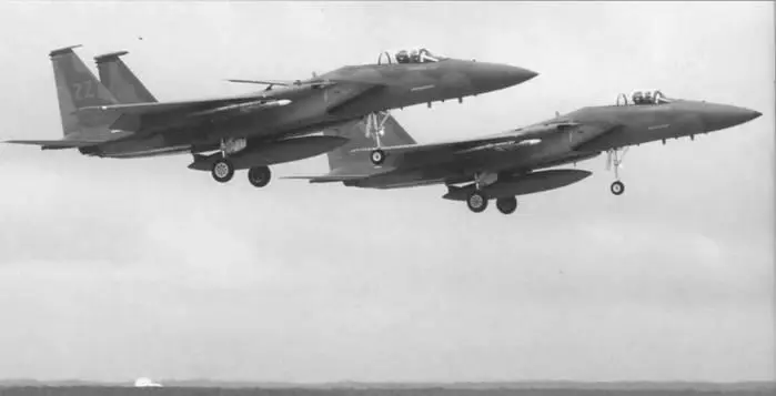 Пара американских F15C из 67й эскадрильи прибывает на авиабазу Андерсен о - фото 56