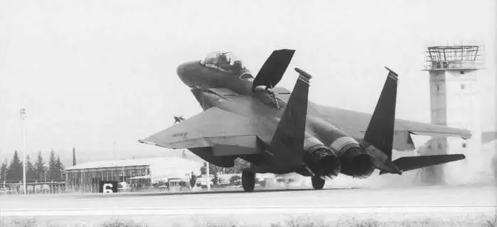 F15Е из 48го истребительного авиакрыла во время приземления Для сокращения - фото 57