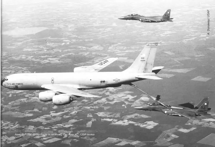 Ударный F15E Страйк Игл получает топливо от танкера KC135R Я выполнил - фото 58