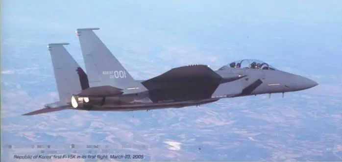Первый экземпляр F15К Воздушных сил Южной Кореи в первом полете 3 марта 2005 - фото 71