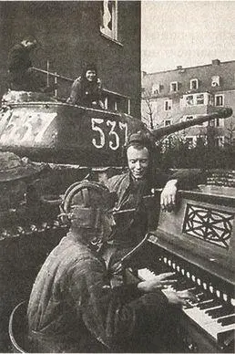 Идиллическая фотография изображающая окончание боев за Бреслау Поначалу в - фото 67