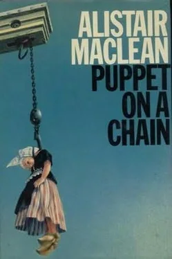 Alistair MacLean Puppet on a Chain обложка книги