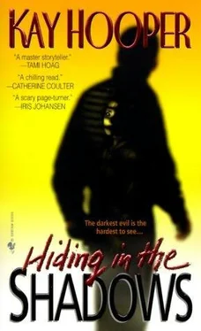 Кей Хупер Hiding in the Shadows обложка книги