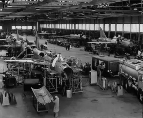 Линия сборки Лайтнингов FMk 1 Семлсбери середина 1959 г Специалисты EEC - фото 26