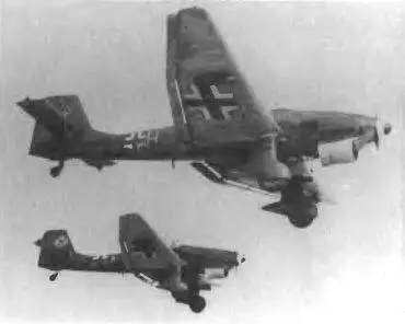 Два Ju 87В готовятся поразить цели бомбовым ударом Эрнст Купфер - фото 53