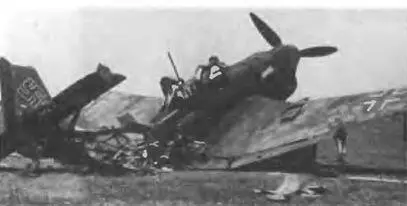Несмотря на камуфляжную раскраску этот Ju 87 был поражен прямо на аэродроме - фото 69