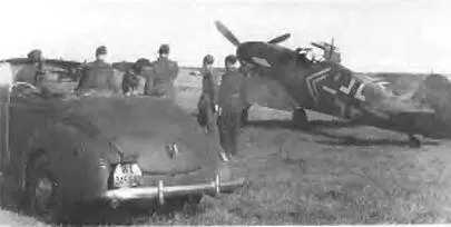 Мессершмитт Bf 109F4 командира эскадры Ханнеса Тройтлофта Восточный фронт - фото 87