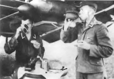 Фельдфебель Паузер и бортрадист Клозе под крылом Ju 87В Их самолет был оснащен - фото 96