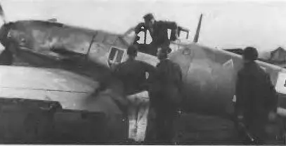 Лейтенант Крупински из 6й эскадры JG 52 после боевого вылета на Мессершмитте - фото 97