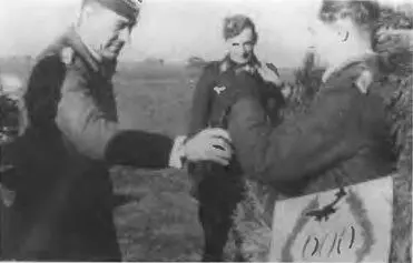 Октябрь 1943 г Командир 2й группы StG77 майор Хелмут Ляйхт слева принимает - фото 112