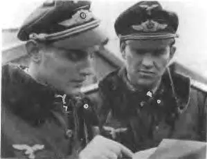 Командир эскадрильи Эрих Хартманн и командир авиагруппы майор Герхард Баркхорн - фото 121