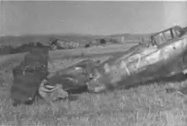 Для этого Мессершмитта из 51й истребительной эскадры война закончилась Его - фото 124