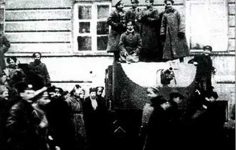 Бронеавтомобиль Красный Петербургбывш Ахтырец у Смольного Осень 1917 - фото 27