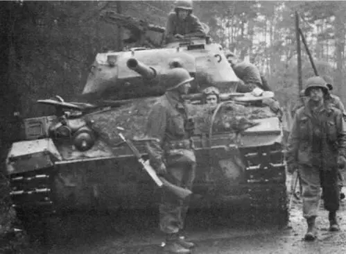 Легкий танк М24 и пехота в окрестностях Хаультхаузена Германия март 1945 г - фото 51