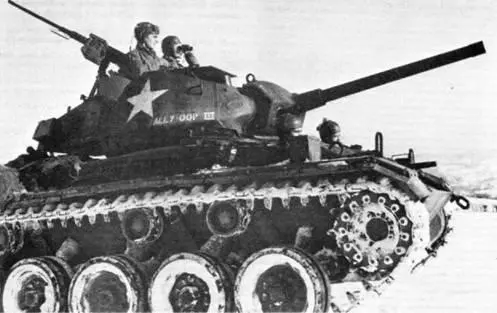 Легкий танк М24 в боевом охранении Бельгия январь 1945 г Выкрашенный в - фото 52