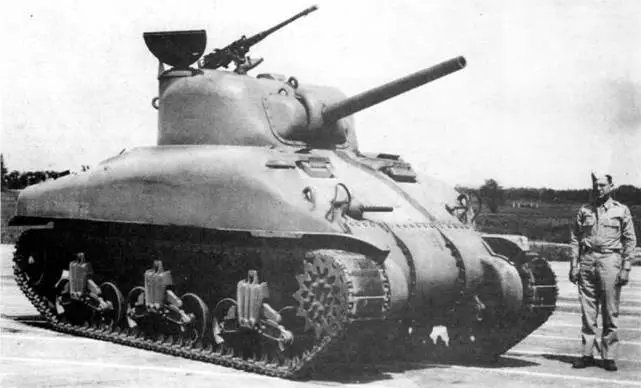 Первый танк M4A1 выпущенный фирмой Pacific Car and Foundry перед испытаниями - фото 75