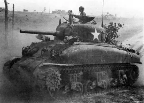 Средний танк М4А1 во время маневров в США 1943 г Танк М4 прикрывает броней - фото 77