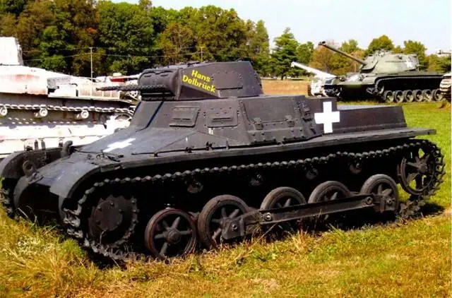 Легкий танк PzI AusfB вверху и средний танк РгV AusfD внизу в - фото 331
