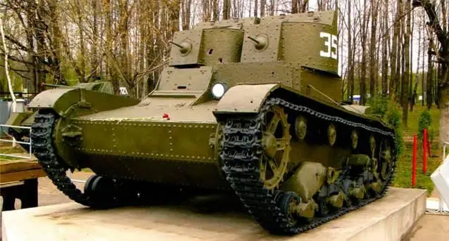 Легкие танки Т26 обр 1931 г вверху в экспозиции Музея Великой - фото 333