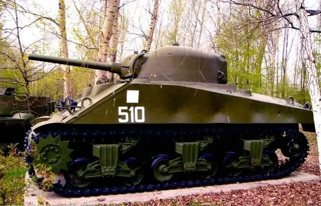 Средний танк М4А2 на смотровой площадке боевой техники Музея Великой - фото 345