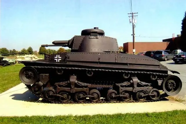 Легкий танк Pz35t перед главным зданием Военного музея на Абердинском - фото 351