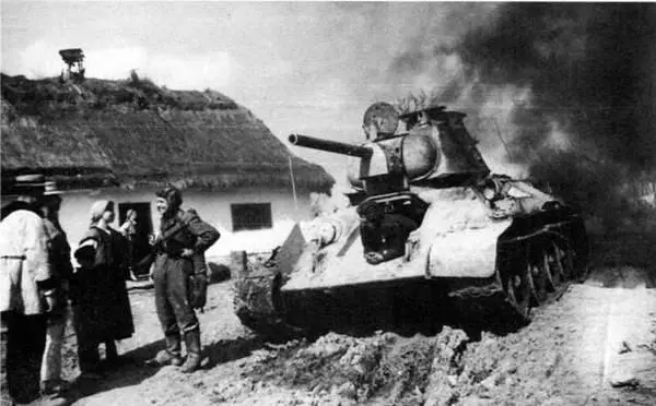 Танк Т34 в освобожденной деревне на Буковине 1 й Украинский фронт 1944 г - фото 454