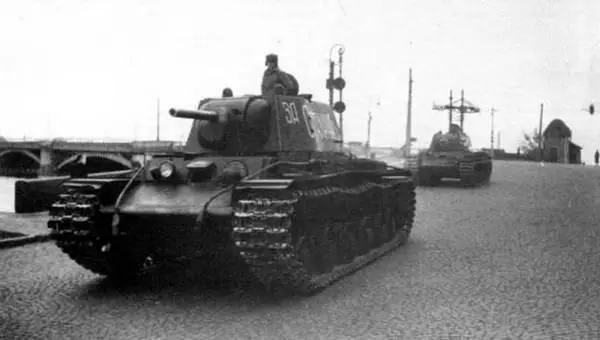 Колонна отремонтированных танков КВ1 по пути на фронт Ленинград весна 1942 - фото 484