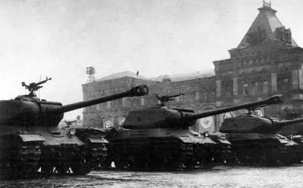 Тяжелые танки ИС2 проходят по Красной площади Парад Победы 24 июня 1945 г - фото 499