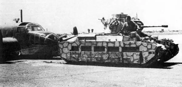 Matilda II буксирует поврежденный бомбардировщик Bristol Beaufort В такой - фото 56