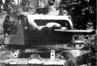 Matilda II подбитая у Арраса Слева от пушки массивный броневой кожух - фото 57
